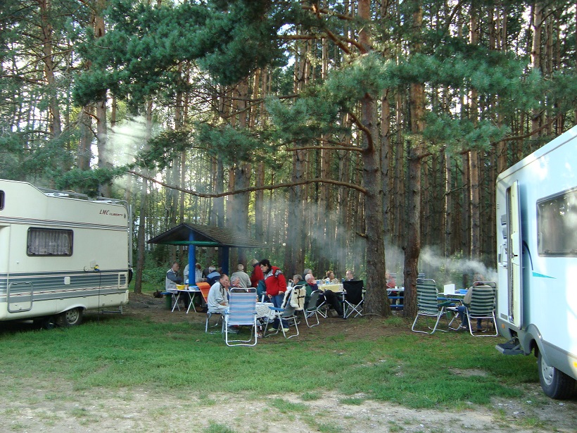 Gemütlicher Abend am Stellplatz am Narotschsee. Dieser ist immer noch alle zwei Jahre im Rahmen der Weißrussland Reise im Tourprogramm. 